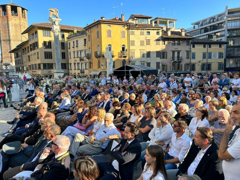 Il sole e il caldo hanno fatto da cornice all’inaugurazione della 29esima edizione di Friuli Doc, la manifestazione enogastronomica più importante della Regione. Questo pomeriggio si sono dati appuntamento sul palco allestito in Piazza Libertà a Udine i cittadini friulani, ad ascoltare e ad applaudire le autorità presenti, con il Sindaco Alberto Felice De Toni e il vicesindaco Alessandro Venanzi, il presidente della Regione Massimiliano Fedriga e l’Assessore al Turismo Sergio Emidio Bini e l’ospite d’onore Giannola Nonino.
Come di consueto il concerto della Fanfara della Brigata Alpina “Julia” ha accompagnato l’inaugurazione e la sfilata successiva.
Il Sindaco di Udine Alberto Felice De Toni ha voluto salutare il folto pubblico presente ricordando come l’innovazione di 29 anni fa sia diventata ora una splendida tradizione, ancora valida e significativa. Ha inoltre sottolineato come l’Italia venga ricordata come uno dei paesi con maggiore patrimonio culturale ed artistico ma come questo ragionamento sia altrettanto valido anche per il patrimonio enogastronomico. Nel ringraziare   tutti i partner dell’evento, dalla Regione FVG alle categorie economiche coinvolte, il vicesindaco di Udine Alessandro Venanzi ha voluto sottolineare come l’offerta del nostro territorio sia un formidabile volano economico e turistico. Udine rappresenta il Friuli e deve diventare l’ambasciatrice dell’intero territorio, veicolando la propria identità come fulcro di un progetto anche economico. Il Presidente della Regione Massimiliano Fedriga ha spiegato come in una giornata particolarmente impegnativa come quella di oggi, abbia voluto comunque essere presente all'inaugurazione del primo Friuli Doc della nuova amministrazione comunale, per far vedere che l'amministrazione regionale vuole lavorare con tutti, e continuare a lavorare insieme. Apprezzamento poi da parte dell’Assessore Sergio Emidio Bini per la scelta, azzecatissima, dell’ospite d’onore, ovvero Giannola Nonino. L’energia e la vitalità della distillatrice di Percoto hanno chiuso l’inaugurazione. La matriarca della famiglia Nonino ha voluto ricordare l’impegno e la fatica del lavoro di tanti anni per ottenere i risultati di oggi, dedicando la partecipazione alla manifestazione a suo padre. Ha poi raccontato la specialità dell’essere friulano e di quanto si senta orgogliosa di portare la bandiera del Friuli nel mondo. Ha poi auspicato un maggiore impegno delle istituzioni per promuovere il Friuli all’estero.  

Dopo il taglio del nastro le autorità si sono spostate, accompagnate dalla Fanfara, allo stand “Io Sono FVG” in Piazza Primo Maggio, allestito da Promoturismo, dove si è tenuto un brindisi beneaugurante.

Venerdì 8 settembre inizia il lungo fine settimana che la città di Udine dedica a Friuli DOC. Già in mattinata, nella Loggia del Lionello, con la partecipazione del Vicepresidente della Regione Mario Anzil, verrà presentata la recente Guida di Repubblica “Friuli Venezia Giulia - Sport e vacanze outdoor” con itinerari e suggerimenti per vacanze attive nella Regione. Il mattino e soprattutto nel pomeriggio prenderanno il via le degustazioni di vini e prodotti tipici. Venerdì infatti la manifestazione entrerà nel vivo con momenti vivaci e di grande coinvolgimento: degustazioni dei principali prodotti tipici – prosciutto e formaggio Montasio in primis – laboratori manuali per bambini e adulti anche in lingua friulana, convegni, street band per le vie del centro durante la giornata, musica e spettacoli. Le attività sono state pensate per coinvolgere un ampio pubblico. Molte però sono andate velocemente sold out.
Cibi e vini friulani restano l’anima di questo evento sin dagli esordi, un principio saldo che negli anni si è ampliato e arricchito: ricordiamo, infatti, che da regolamento tutti i prodotti presentati a Friuli DOC sono rigorosamente coltivati o lavorati in terra friulana.  
 

DEGUSTAZIONI
Dalla tarda mattinata alla sera focus sui prodotti tipici e le eccellenze vinicole 

Alle ore 11.00 e alle 14:30 in Corte Morpurgo esperti oleologi della Coldiretti spiegheranno come sapore, viscosità e aroma siano utili per “Conoscere e riconoscere l'Olio Extra Vergine di Oliva”, immancabile condimento di qualità. 

Alle 12.00 in Loggia del Lionello è SOLD OUT l’evento dedicato al prosciutto di San Daniele riconosciuto come prodotto di Denominazione di Origine Protetta e molto gradito per la dolcezza e il sapore unico. Amato anche per la sua versatilità in cucina, si sposa a tanti piatti ma rimane superlativo gustato anche da solo. Gli assaggi a cura del Consorzio del Prosciutto di San Daniele sono imperdibili esperienze sensoriali.

Alle 16.30 in via Mercatovecchio ormai esaurito anche l’evento dedicato al gelato artigianale a cura di Confartigianato - Imprese Udine con il supporto di Banca Intesa Sanpaolo. Esperienze sensoriali che consentiranno di apprezzare appieno caratteristiche e gusto di un dessert amato in tutto il mondo.  
 
Dalle ore 17.00 l’appuntamento è in Piazza 1° Maggio nello Stand PromoTurismo FVG con l’aperitivo siglato "Io Sono Friuli Venezia Giulia": vini del territorio, birre artigianali, liquori del FVG e assaggi enogastronomici.

Alle 17.30 nella Loggia del Lionello richiestissimo tanto da essere altresì esaurito l’evento dedicato al Formaggio Montasio DOP: un sapore senza tempo. La degustazione, a cura del Consorzio del Formaggio Montasio, sarà l'opportunità di scoprire le sfumature di gusto di questo prodotto tipico.

Non ci sono più posti disponibili anche per la degustazione delle birre artigianali, alle ore 19.00 in Via Mercatovecchio con degustazioni a cura di Confartigianato - Imprese Udine con il supporto di Banca Intesa Sanpaolo

PRESENTAZIONI DI LIBRI
Turismo outdoor in FVG: una nuova guida lo racconta
Alle 10.30 presso la Loggia del Lionello sarà presentata la guida di Repubblica “Friuli Venezia Giulia - Sport e vacanze outdoor”. Il Friuli-Venezia Giulia ha molto da offrire agli amanti delle bellezze naturali e agli appassionati di outdoor: escursioni in montagna, camminate slow, bike in tutte le forme, sport acquatici e sulla sabbia. Sia per una breve gita che per una vera e propria vacanza sportiva e all’aria aperta, la nostra regione è perfetta.  

Alle 14.30 nella Loggia del Lionello sarà presentato il libro “ABC, Alimentazione, Basket, Cultura”, a cura dell’Università di Udine, F.I.P., Libertas Basket School ASD. Lo sport e l'alimentazione sono strettamente collegati per garantire il benessere generale: solo una adeguata e corretta alimentazione permette di raggiungere ottime performance fisiche. Il libro parte dai principi dell’alimentazione per poi focalizzarsi sulla dieta più appropriata per gli sportivi.

CONVEGNO
Alle ore 16.00 nella Loggia del Lionello si parlerà delle caratteristiche e delle proprietà nutrizionali del latte d’asina, e non solo. Protagonisti: due giovani imprenditori che racconteranno la loro esperienza di allevamento degli asini tra tradizione e modernità nell’azienda agricola “Gli Asini di Manute” a Rive d’Arcano. Interverranno: L. Lanfrit e D. Valent, P. Pecile, medico pediatra e G. D’Orlandi, agronomo. Modera C. D’Angelo. 

ARTIGIAN-LAB
I laboratori manuali: mestieri e pratiche per apprendere divertendosi.
In via Mercatovecchio si potranno seguire una serie di laboratori per scoprire alcuni segreti dei mestieri artigianali. Alle ore 15.00 è SOLD OUT il Laboratorio di ceramica a cura di Confartigianato-Imprese Udine con il supporto con il supporto di Banca Intesa San Paolo. 

Per i bambini, a partire dalle ore 16.00 a Palazzo Mantica sono in calendario i laboratori di illustrazione con l’illustratrice Federica Pagnucco nell’ambito della mostra: “Contis popolârs furlanis pe scuele: Contis di cjarte”. Il laboratorio a cura della Società Filologica Friulana è in lingua friulana. 
 
EVENTI, CONCERTI E SPETTACOLI
Alle ore 18.00 in Corte Morpurgo si svolgerà Fashion Green, una sfilata di moda responsabile ispirata agli anni ’60 presentata dalle allieve della scuola di formazione sartoriale Filegusele. I tessuti utilizzati sono stati donati da aziende che puntano su ecosostenibilità e ambiente. 
Alle ore 19.00, presso la Loggia del Lionello, è in programma l’appuntamento clou della presenza Coldiretti Fvg a Friuli Doc: la finale regionale Oscar Green 2022, premio dell’innovazione giovane.  
 
Il Salone d'Onore di Palazzo Mantica ospiterà sempre alle ore 19.00 il concerto del quartetto d’archi Montico a cura della Società Filologica Friulana dal titolo “La scuola dei Montico: dalla tradizione all’innovazione”.

Il finale di giornata è all’insegna del divertimento con musica dal vivo. Divina - 80 voglia di '90 2000 presenta le cover dei maggiori successi dagli anni Ottanta ad oggi. 
 